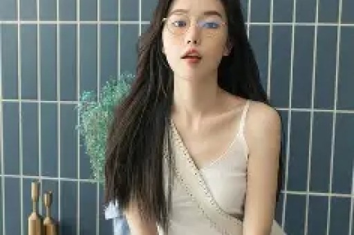 王思聪前女友黄一鸣被曝猛料 被60岁大爷包 嚣张回应 闪闪生父被