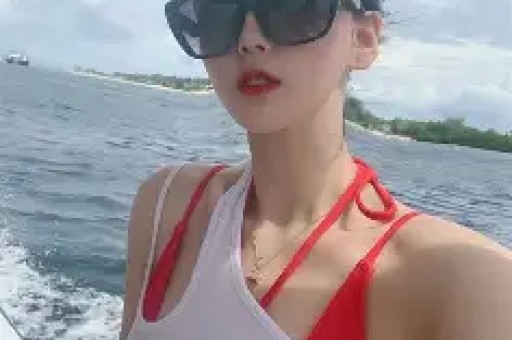 千万网红蓝战非被禁自曝年入过亿发表激进言论更多黑料被扒